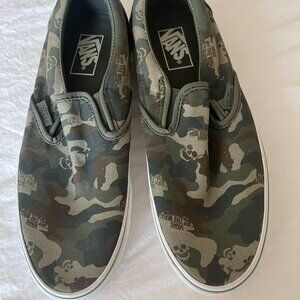 VANS Off the Wall, Slip on Shoe, Camo, Never worn, Women's Size 9, Men's 7.5